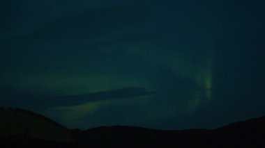 Aurora Borealis. Gece gökyüzünde ince kuzey ışığı, yüksek sesli doğal görüntüler.