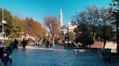 İSTANBUL, TURKEY - 24 Kasım 2024: İstanbul Sultanahmet Mahallesi 'nde insanlar yürüyor