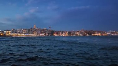 İSTANBUL, TURKEY - 24 Kasım 2024: İstanbul 'da denizin alacakaranlık manzarası ve arka planda Galata Kulesi