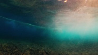 Gün batımında Maldivler 'de bir kıyıda okyanus dalgası kopar.