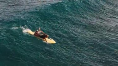 Dalga sörfü havası. Kadın Maldivler 'de sörf yapıyor.