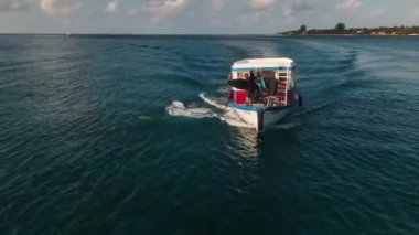 Sörf tahtasıyla sörf yapan sörfçüler sörf yerine vardılar.