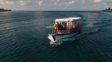 Sörf tahtasıyla sörf yapan sörfçüler sörf yerine vardılar.