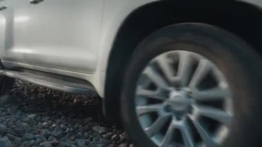 4x4 araç çakıllı yolda ilerliyor.