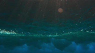 Maldivler 'deki okyanus dalgalarının sualtı görüntüsü