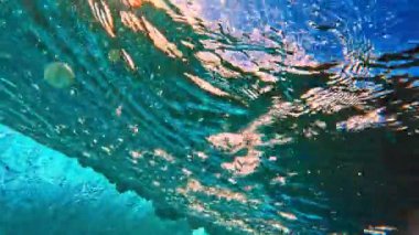 Maldivler 'deki okyanus dalgalarının sualtı görüntüsü