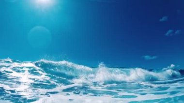 Turkuaz okyanus dalgası kırılıyor yüzeye çıkan hava kabarcıkları yaratıyor. Maldivler