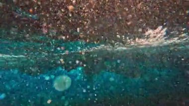 Maldivler 'deki okyanus dalgalarının sualtı görüntüsü