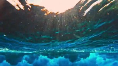 Maldivler 'deki okyanus dalgalarının sualtı görüntüsü