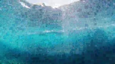 Maldivler 'deki okyanus dalgalarının dramatik sualtı görüntüsü