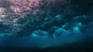 Maldivler 'de kopan güçlü bir okyanus dalgasının sualtı görüntüsü