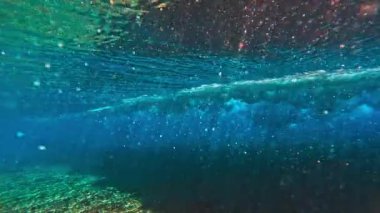 Maldivler 'deki okyanus dalgalarının sualtı görüntüsü