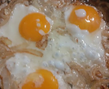 Domuz pastırması ve soğanlı kızarmış tavuk yumurtası. Yukarıdan görüntüle,