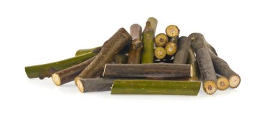 Beyaz arka planda izole edilmiş yakacak odun yığını. Tasarım ayrıntıları. Tasarım elemanları. Makro. Tam odaklanma. Kartvizitler, kartpostallar ve posterler için arka plan.