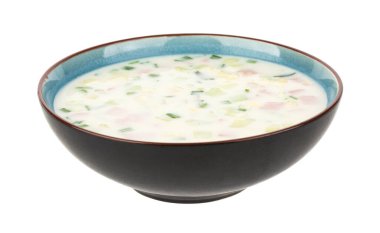 Bir tabak okroshka beyaz arka planda izole edilmiş. Soğuk sebze çorbası..