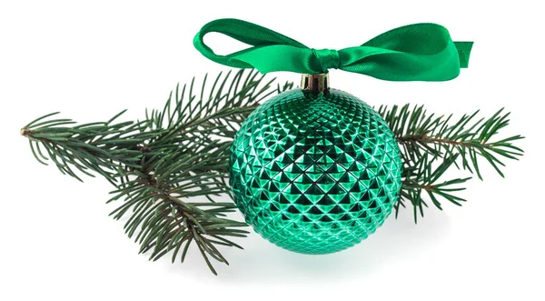 緑の弓と白い背景に隔離されたクリスマスツリーの緑の枝を持つ緑のボール デザインの詳細 デザイン要素 マクロだ フルフォーカス はがき ポスターの背景 — ストック写真