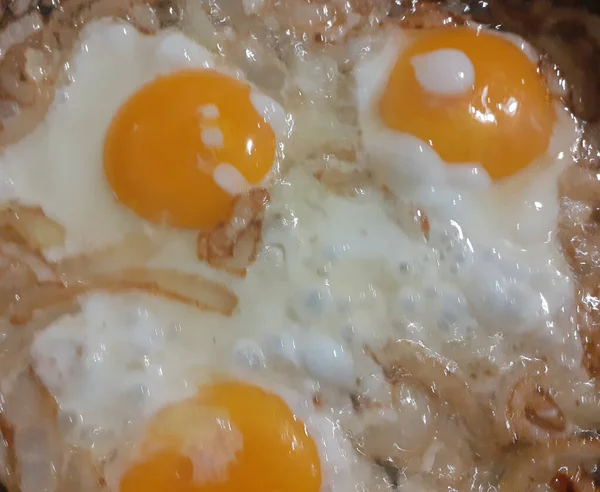 ベーコンと玉ねぎで鶏の卵を揚げ 上からの眺め — ストック写真