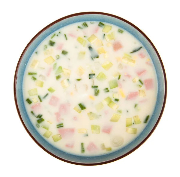 白い背景の上に孤立した小ロッカのプレート 上からの眺め 冷たい野菜スープ — ストック写真