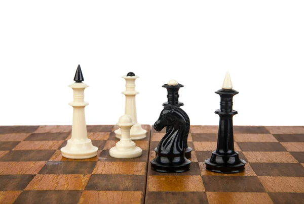 Schwarze Schachfiguren Auf Einem Alten Brett Isoliert Auf Weißem Hintergrund — Stockfoto