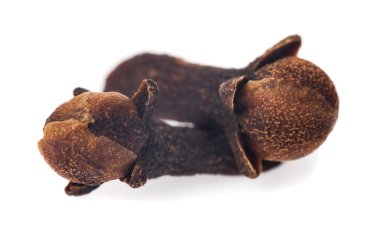 Beyaz arka planda izole edilmiş baharatlar. Tasarım ayrıntıları. Tasarım elemanları. Makro. Tam odaklanma. Kartvizitler, kartpostallar ve posterler için arka plan.