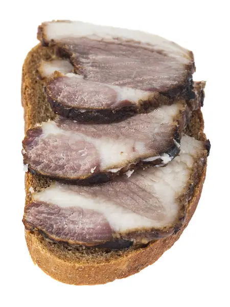 白い背景に隔離されたパンとスモークラードのサンドイッチ サイドビュー ストックフォト