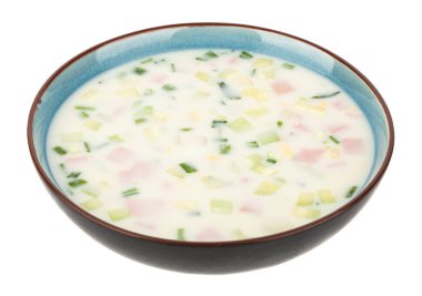 Okroshka sebze çorbası beyaz arka planda izole edilmiş. Tasarım ayrıntıları. Tasarım elemanları. Makro. Kartvizitler, kartpostallar ve posterler için arka plan.