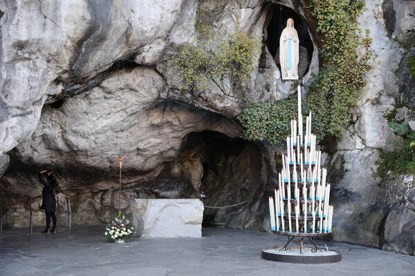 Мбаппе в пещере Лоурдес в Верхних Пирнах, Франция