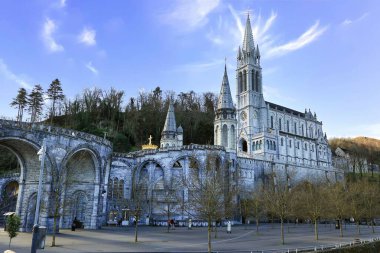 Bizim kadın, lourdes sanctuary