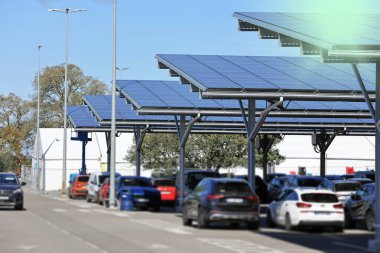 Şehrin sokaklarında elektrikli güneş panelleri
