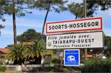 Landes departmanındaki Soorts-Hossegor kasabasına giriş.