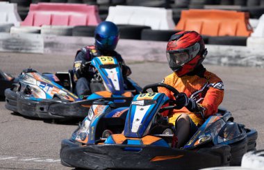 ODESSA, UKRAINE - 7 Ağustos 2022: Sağlıklı bir yaşam tarzı. Yarışın gergin anları. İnsanlar motor sporlarına meraklı. Karting. Hobiler, spor, eğlence, yaşam tarzı. Mahkemede risk ve heyecan