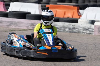 ODESSA, UKRAINE - 7 Ağustos 2022: Sağlıklı bir yaşam tarzı. Yarışın gergin anları. İnsanlar motor sporlarına meraklı. Karting. Hobiler, spor, eğlence, yaşam tarzı. Mahkemede risk ve heyecan