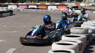 ODESSA, UKRAINE - 7 Ağustos 2022: Sağlıklı bir yaşam tarzı. Yarışın gergin anları. İnsanlar motor sporlarına meraklı. Karting. Hobiler, spor, eğlence, yaşam tarzı. Mahkemede risk ve heyecan