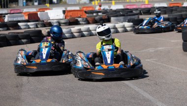ODESSA, UKRAINE - 7 Ağustos 2022: Sağlıklı bir yaşam tarzı. Yarışın gergin anları. İnsanlar motor sporlarına meraklı. Karting. Hobiler, spor, eğlence, yaşam tarzı. Mahkemede risk ve heyecan