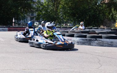 ODESSA, UKRAINE - 7 Ağustos 2022: Sağlıklı bir yaşam tarzı. Yarışın gergin anları. İnsanlar motor sporlarına meraklı. Karting. Hobiler, spor, eğlence, yaşam tarzı. Mahkemede risk ve heyecan