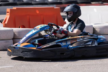 ODESSA, UKRAINE - 7 Ağustos 2022: Sağlıklı bir yaşam tarzı. Yarışın gergin anları. İnsanlar motor sporlarına meraklı. Karting. Hobiler, spor, eğlence, yaşam tarzı. Mahkemede risk ve heyecan