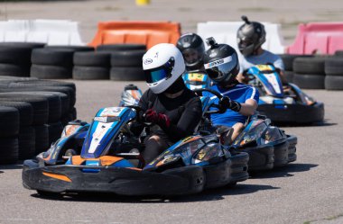 ODESSA, UKRAINE - 7 Ağustos 2022: Sağlıklı bir yaşam tarzı. Yarışın gergin anları. İnsanlar motor sporlarına meraklı. Karting. Hobiler, spor, eğlence, yaşam tarzı. Mahkemede risk ve heyecan