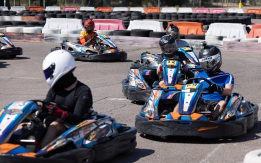 ODESSA, UKRAINE - 7 Ağustos 2022: Sağlıklı bir yaşam tarzı. Yarışın gergin anları. İnsanlar motor sporlarına meraklı. Karting. Hobiler, spor, eğlence, yaşam tarzı. Mahkemede risk ve heyecan