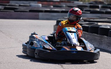 ODESSA, UKRAINE - 7 Ağustos 2022: Sağlıklı bir yaşam tarzı. Yarışın gergin anları. İnsanlar motor sporlarına meraklı. Karting. Hobiler, spor, eğlence, yaşam tarzı. Mahkemede risk ve heyecan