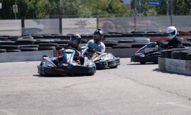 ODESSA, UKRAINE - 7 Ağustos 2022: Sağlıklı bir yaşam tarzı. Yarışın gergin anları. İnsanlar motor sporlarına meraklı. Karting. Hobiler, spor, eğlence, yaşam tarzı. Mahkemede risk ve heyecan
