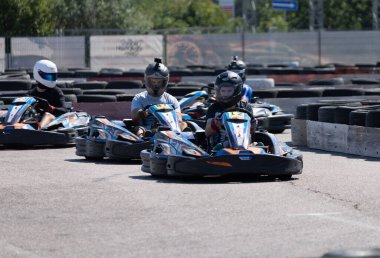 ODESSA, UKRAINE - 7 Ağustos 2022: Sağlıklı bir yaşam tarzı. Yarışın gergin anları. İnsanlar motor sporlarına meraklı. Karting. Hobiler, spor, eğlence, yaşam tarzı. Mahkemede risk ve heyecan