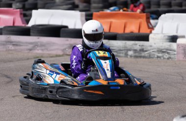 ODESSA, UKRAINE - 7 Ağustos 2022: Sağlıklı bir yaşam tarzı. Yarışın gergin anları. İnsanlar motor sporlarına meraklı. Karting. Hobiler, spor, eğlence, yaşam tarzı. Mahkemede risk ve heyecan