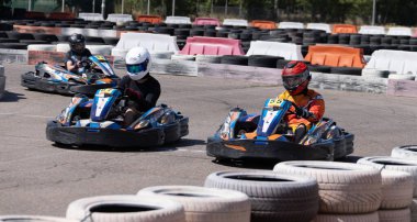 ODESSA, UKRAINE - 7 Ağustos 2022: Sağlıklı bir yaşam tarzı. Yarışın gergin anları. İnsanlar motor sporlarına meraklı. Karting. Hobiler, spor, eğlence, yaşam tarzı. Mahkemede risk ve heyecan