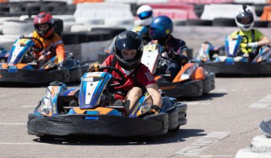ODESSA, UKRAINE - 7 Ağustos 2022: Sağlıklı bir yaşam tarzı. Yarışın gergin anları. İnsanlar motor sporlarına meraklı. Karting. Hobiler, spor, eğlence, yaşam tarzı. Mahkemede risk ve heyecan