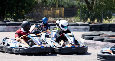 ODESSA, UKRAINE - 7 Ağustos 2022: Sağlıklı bir yaşam tarzı. Yarışın gergin anları. İnsanlar motor sporlarına meraklı. Karting. Hobiler, spor, eğlence, yaşam tarzı. Mahkemede risk ve heyecan