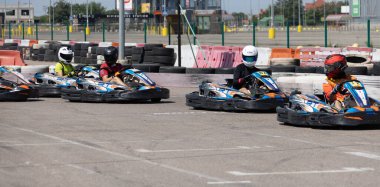 ODESSA, UKRAINE - 7 Ağustos 2022: Sağlıklı bir yaşam tarzı. Yarışın gergin anları. İnsanlar motor sporlarına meraklı. Karting. Hobiler, spor, eğlence, yaşam tarzı. Mahkemede risk ve heyecan