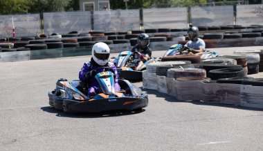 ODESSA, UKRAINE - 7 Ağustos 2022: Sağlıklı bir yaşam tarzı. Yarışın gergin anları. İnsanlar motor sporlarına meraklı. Karting. Hobiler, spor, eğlence, yaşam tarzı. Mahkemede risk ve heyecan