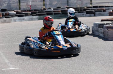 ODESSA, UKRAINE - 7 Ağustos 2022: Sağlıklı bir yaşam tarzı. Yarışın gergin anları. İnsanlar motor sporlarına meraklı. Karting. Hobiler, spor, eğlence, yaşam tarzı. Mahkemede risk ve heyecan