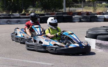 ODESSA, UKRAINE - 7 Ağustos 2022: Sağlıklı bir yaşam tarzı. Yarışın gergin anları. İnsanlar motor sporlarına meraklı. Karting. Hobiler, spor, eğlence, yaşam tarzı. Mahkemede risk ve heyecan
