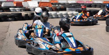 ODESSA, UKRAINE - 7 Ağustos 2022: Sağlıklı bir yaşam tarzı. Yarışın gergin anları. İnsanlar motor sporlarına meraklı. Karting. Hobiler, spor, eğlence, yaşam tarzı. Mahkemede risk ve heyecan